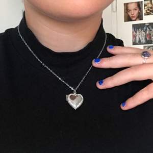 Halsband med en hjärtformad berlock som du själv kan sätta in foton i!💛 endast använd 1 gång (på bilden). Nypris: ca 200kr, mitt pris: 79+frakt!