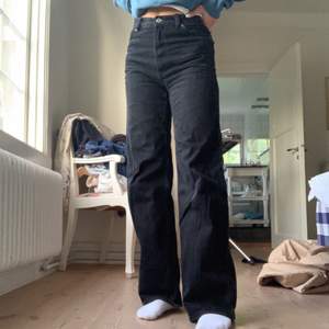 Superfina vida jeans från monki med väldigt bra passform. Långa i modellen och fin lite urtvättad svart färg, storlek 25☺️ just nu 350kr inklusive frakt, budgivningen avslutas 14/9 kl23, buda på! 💓