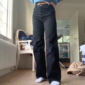 Svarta vida jeans  - Superfina vida jeans från monki med väldigt bra passform. Långa i modellen och fin lite urtvättad svart färg, storlek 25☺️ just nu 350kr inklusive frakt, budgivningen avslutas 14/9 kl23, buda på! 💓