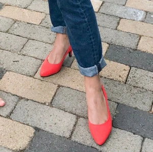 Röda klacskor - Röda, söta klackskor med liten låg klack. Har några små märken som knappt syns. Men endast använda en gång. Storlek 37❤️👠