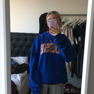 Hoddie - Riktigt ball Obey hoddie i härlig blå färg, supersnygg!