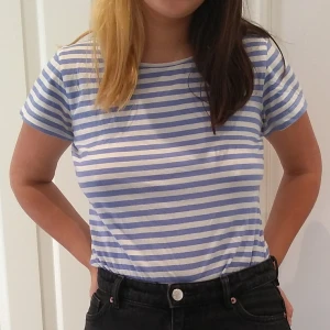 Randig t-shirt! - Supersöt t-shirt som jag inte använder längre. Frakt är inkluderat i priset men priset är diskuterbart!