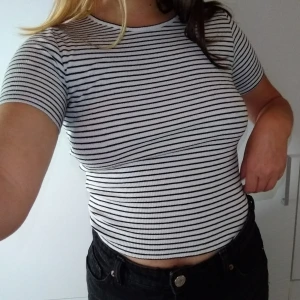 Randig topp<3 - Jättesöt randig topp köpt second hand, som inte kommer till användning. Frakt är inkluderad i priset, men priset är diskuterbart:) 