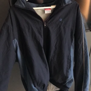 Vintage champion höst jacka - Okså köpt på beondretro denhär är i stl m men skulle säga att den passar s okså beror på hur man vill att den ska sitta.köpt för 500,dragkedjan är lite trög att få upp ända upp fastnar ibland vid de stället på bilden ,budgivning avslutas lördag (30kr över varandra💕