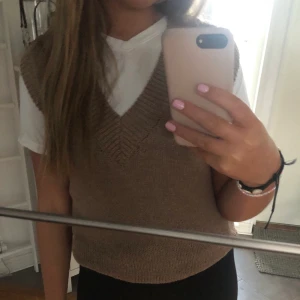 Stickad väst - En skitsnygg brun väst från Zara perfekt nu till hösten🍂 Använd 1 gång så i toppen skick, säljer pga inte min stil.                     Köparen står för frakt eller mötas upp i Uppsala:)) Budgivning i kommentarerna, Avslutas idag  kl 18