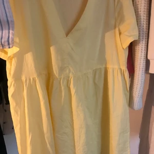 Klänning - Säljer en gul fin klänning från H&M. Aldrig använd.