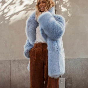 H&m - Blå fluffig pälsjacka. Superbra skick, Nästan ny. Pris kan diskuteras. Kan hämtas i jönköping men kan skicka☺️ men då står köparen för frakt