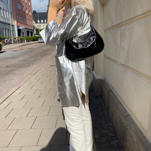 silvrigjacka - silvrigjacka 250 + frakt eller möts upp🥰  storlek L men passar mig som brukar ha s/m , är 172 och den sitter oversized ⚡️