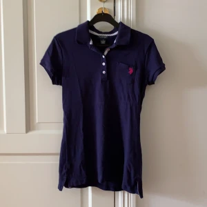 Ralph Lauren pikétröja storlek s - Tröjan är endast använd ett fåtal gånger och är ca 2 år gammal. 