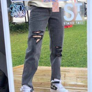 Grå/svarta jeans - Säljer grå/svarta jeans med hål i fram. Grymt snygga och skönt stretchiga. 170+ frakt! Högsta bud får dom. W28 och L30