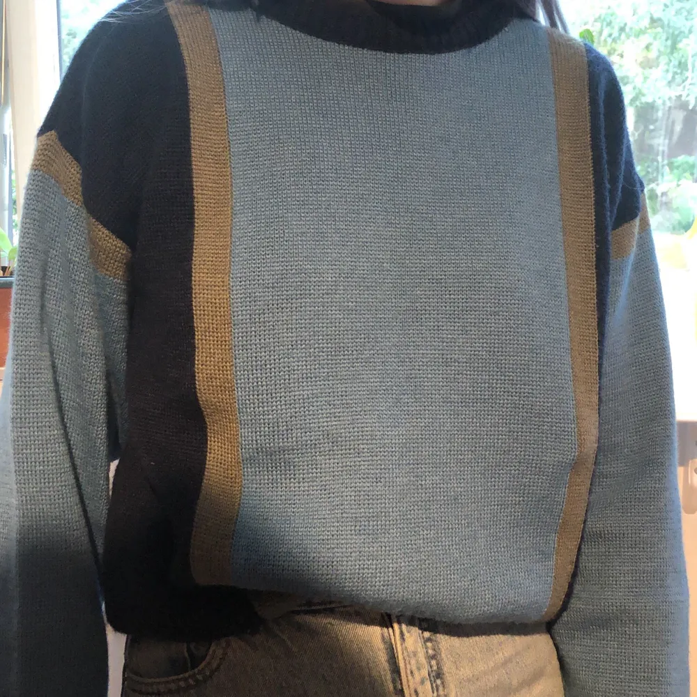 Varm och skön sweatshirt, perfekt till höst och vinter. Stor passform för att vara i small passar nog både M och L :). Tröjor & Koftor.