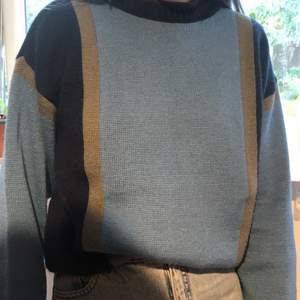 Varm och skön sweatshirt, perfekt till höst och vinter. Stor passform för att vara i small passar nog både M och L :)