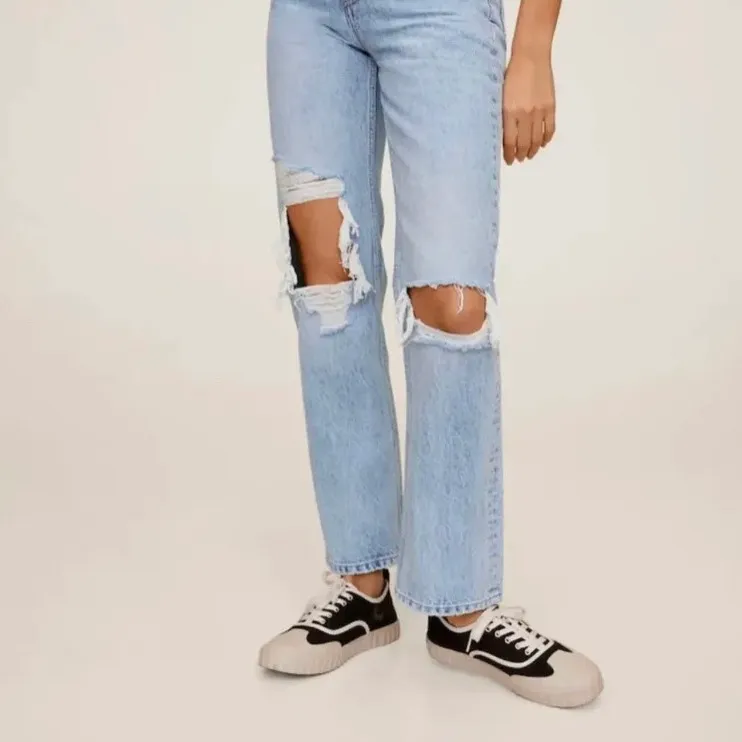 Säljer nu mina älskade trendiga mango Jeans, bra skick och verkligen super snygga dom ser ut som på andra bilden alltså att dom går över ankelnvid foten. Slutsålda överallt. Kan även tänka mig att byta ett par vida jeans i 32. BUDA FRÅN 400!!!. Jeans & Byxor.