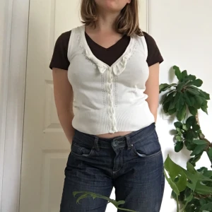 Vit väst / kofta - vit väst som går att ha öppen och stängd! Riktigt mysig👍🏻 Frakt tillkommer! 