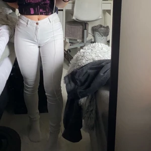 Vita skinny jeans från Gina tricot - Storlek xs, passar bra på mig som är 151 cm men funkar oxå om man är lite kortare eller lite längre, är i fint skick förutom några trådar som gått upp(sista bilden). Pris kan diskuteras, frakt ingår