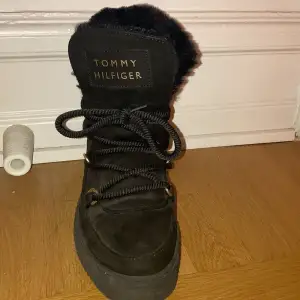 Jävligt varma och bekväma skor från tommy hilfiger. Köpta från NK för 1900kr, förra vintern. Använda 1 promenad i Stockholm, stått i garderoben sen dess. Skriv för fler bilder. Storlek 37 men skulle nog passa 36-38 också. 