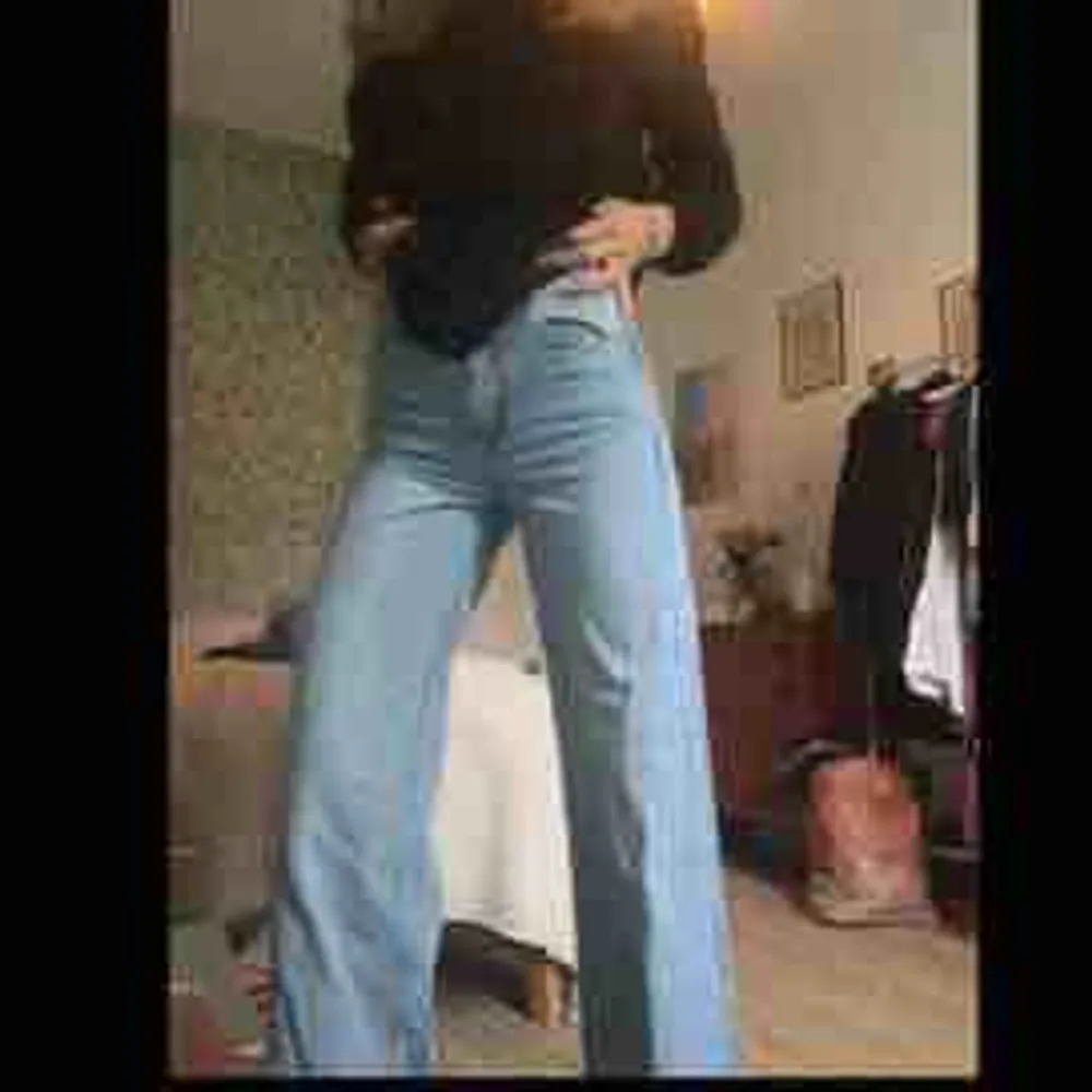 Skitsnygga raka/utsvängda dr. Denim jeans i modellen JAM. Strlk 24/32. Liknar weekday jeansen väldigt mkt men i min åsikt snyggare. Inte lika hårt material. Snygga i rumpan. Köpare står för frakt. . Jeans & Byxor.