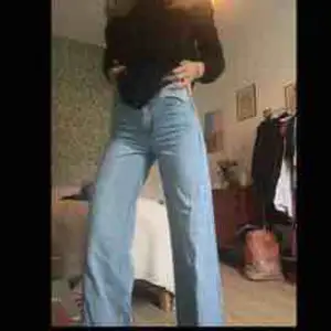 Skitsnygga raka/utsvängda dr. Denim jeans i modellen JAM. Strlk 24/32. Liknar weekday jeansen väldigt mkt men i min åsikt snyggare. Inte lika hårt material. Snygga i rumpan. Köpare står för frakt. 