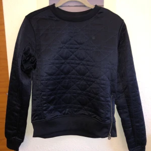 G-star raw sweatshirt  - Jättecool mörkblå tröja med skimrikt tyg från G-star Raw. Köpt på outlet och aldrig använt (prislapp kvar). Den har en liten dragskedja i vänstra hörnet längst ner som detalj. Storlek XS, men ganska små storlekar. 150+frakt