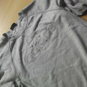 Adidas långärmad  - Super fin grå adidas långärmad, det står storlek Xs men känns som M! Super skön! 