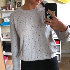Grå tröja får topshop - Grå stickad tröja från topshop men små ”paljetter” på. Perfekt till hösten! :)