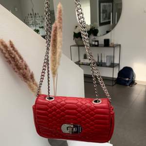 Säljar min fina röda väska från Zadig & Voltaire!🌹 Knappt använd! Passar till det mesta och är en så härlig accessoar! Nypris ca 3500kr, köpt i cph 2018💃🏻
