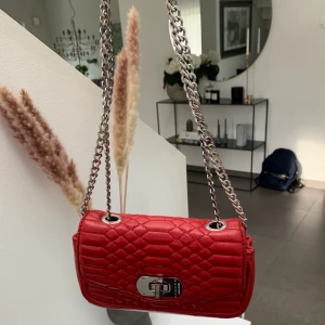 Väska Zadig & Voltaire  - Säljar min fina röda väska från Zadig & Voltaire!🌹 Knappt använd! Passar till det mesta och är en så härlig accessoar! Nypris ca 3500kr, köpt i cph 2018💃🏻