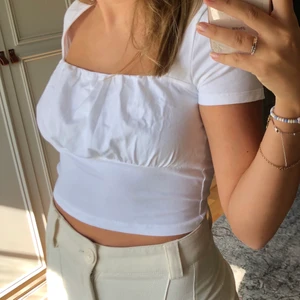 Vit topp - Vit topp/ fin T-shirt från Asos. Aldrig använd. Storlek M (38)