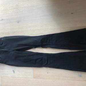 Svarta jeans från Gina Tricot i storlek S men är väldigt stretchiga så passar mig som är mer S/M!