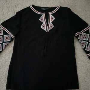 Fin tröja strl 34/S - Svart tröja oanvänd, esmara märke)) kontakta för köp!