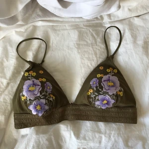 Bikiniöverdel från H&M strl 38 - Militärgrön bikiniöverdel med blommiga detaljer, knappt använd! Nypris 150kr❤️
