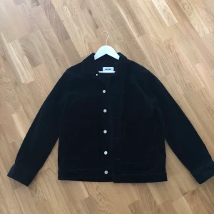 Svart Manchesterjacka från weekday storlek M - Säljer denna snygga lite oversize jacka från Weekday i manchestertyg. Använd Max 5 gånger. Ordinariepris 600