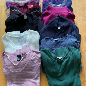 Paket med tröjor/koftor/kavaj för 100kr - Paket med 11 st tröjor, koftor, kavajer. Använda men i fint skick. Olika varumärken och storlekar men passar en XS.  Hämtas i Alvik, Stockholm.