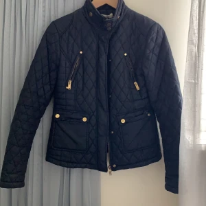 Marinblå höst jacka - Super fin men inte min stil, strl 36 men skulle säga att den är mer som en 34! 