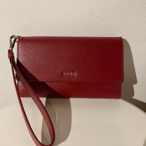 DKNY - Säljer denna fina DKNY plånbok/mini väska som är helt oanvänd! 😃 fick den i present men har tyvärr inte fått någon användning för den😕                           Är öppen för budgivning! 