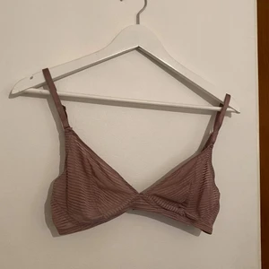 bygellös topp  - Fin roströd/beige topp från Lindex! Lite genomskinlig, stilig och bekväm.🌸