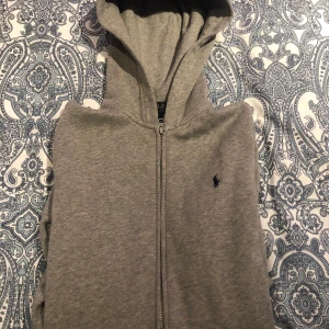 Ralph lauren - Tjocktröja med dragkedja, storlek XL skulle säga att den passar en medium person men själv så är jag xs-s så säljer på grund av att tröjan är för stor, men funkar om man gillar oversize, ordinarie pris 1200kr