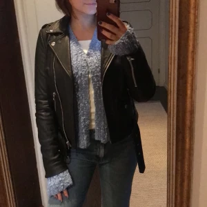 Äkta skinnjacka - Skinnjacka från Crocker i superfint skick! Tyvärr lite för liten för mig numera att ha något annat än linne under.. köptes för ca 2500kr. Möts upp eller så står köparen för frakt💖