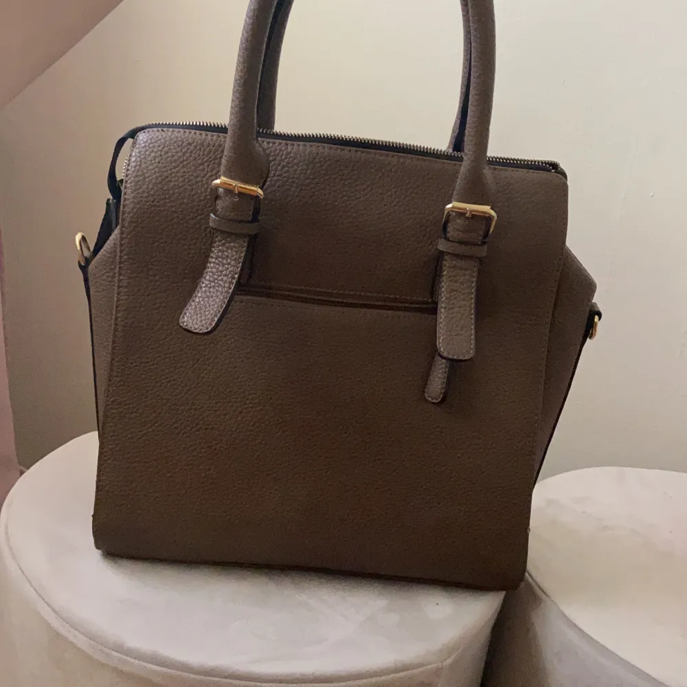 Säljer en brun handväska som jag inte använder längre. Kan mötas upp i Borås eller postas. Väskor.