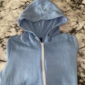 En hoodie med dragkedja och luva från New Yorker, ljus blå färg och vit dragkedja. Knappt använd så den är i bra skick ☺️ 
