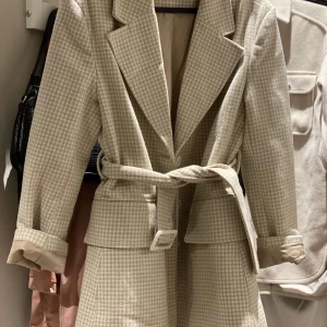 Kappa/jacka från Gina  - En kappa från Ginatricot i storlek 38. Jättefin att använda den som oversized jacka! Sparsamt använd så den är i fint skick 