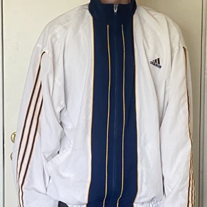 Adidas tracktop - Skit snygg och bekväg adidas track jacka. Köparen står för frakt. Pris kan diskuteras. 