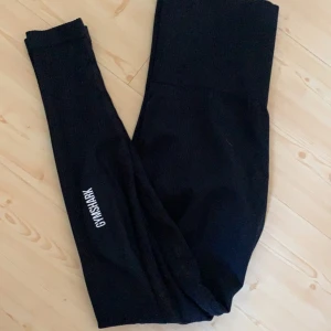 Gymshark storlek s power down  - I fint skick, trycker är nött! Storlek s frakt tillkommer. Säljer även ett par grå i nyskick! 