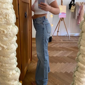 Raka Jeans - Jag säljer mina fina jeans pga att jag inte riktigt använder de så mycket längre, storleken är 28 och de går ända ner till marken (jag är 167cm) pris; 200kr, köparen står för frakten 💕