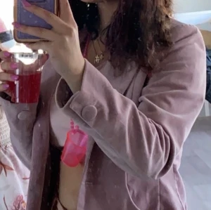 Rosa kavaj i sammet - Säljer nu min rosa sammets kavaj då den inte kommer till användning längre. Väldigt fint skick. Jag har endast användt den 2 gånger men den är väldigt fin till någon som gillar lite färg. Kan fixa bättre bilder vid intresse.