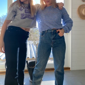 Zara jeans - Säljer blåa jeans med slits från Zara. Storlek 36/38💕 250 kr. Skriv privat för fler frågor/bilder 