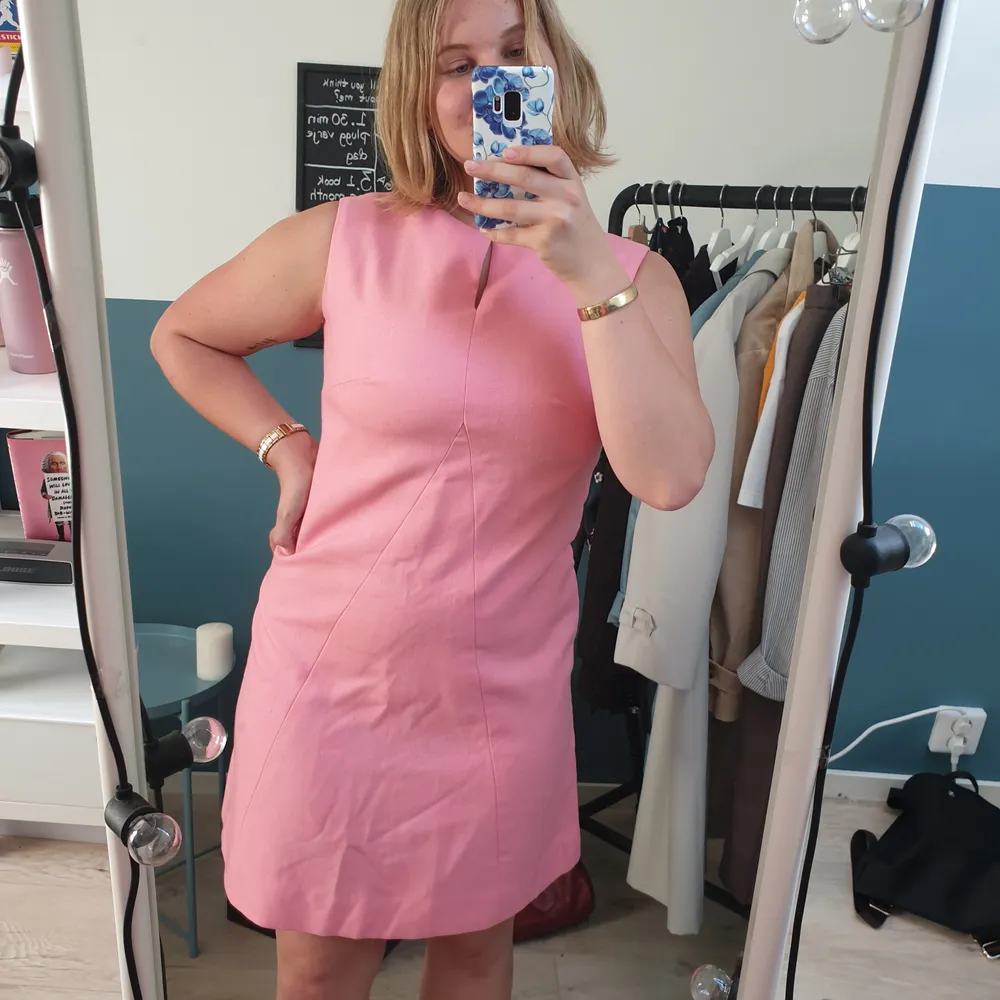 En riktig 60-talsesque rosa klänning, för en finare tillställning, eller då man vill stila upp vardagen. Sitter bra på mig som är 167cm och brukar ha storleken 40 eller S/M. Använd till ett bröllop en gång, annars som ny! Köptes för 699kr, men då den är skräddarsydd till mig säljer jag för bara 199kr!. Klänningar.