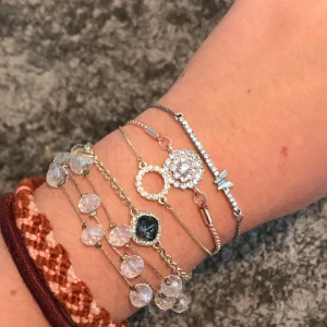 blandade armband - jag tänker sälja mina armband som jag inte har på mig så mycket längre. de är blandade märken men de flesta är från åhléns. 