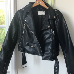 Skinnjacka  - Snygg svart skinnjacka från stradivarius. Är storlek L men känns mer som S skulle jag säga. Säljer pga av att den tyvärr har blivit för liten. Köpt på höstlovet i London för 500kr, är i gott skick då den endast är använd några få gånger💘 frakt ingår ej 