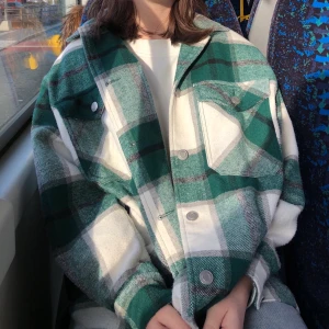 Zara jacka - Så fin rutig jacka från Zara i storlek XS men den är oversized så skulle säga att den passar upp till M